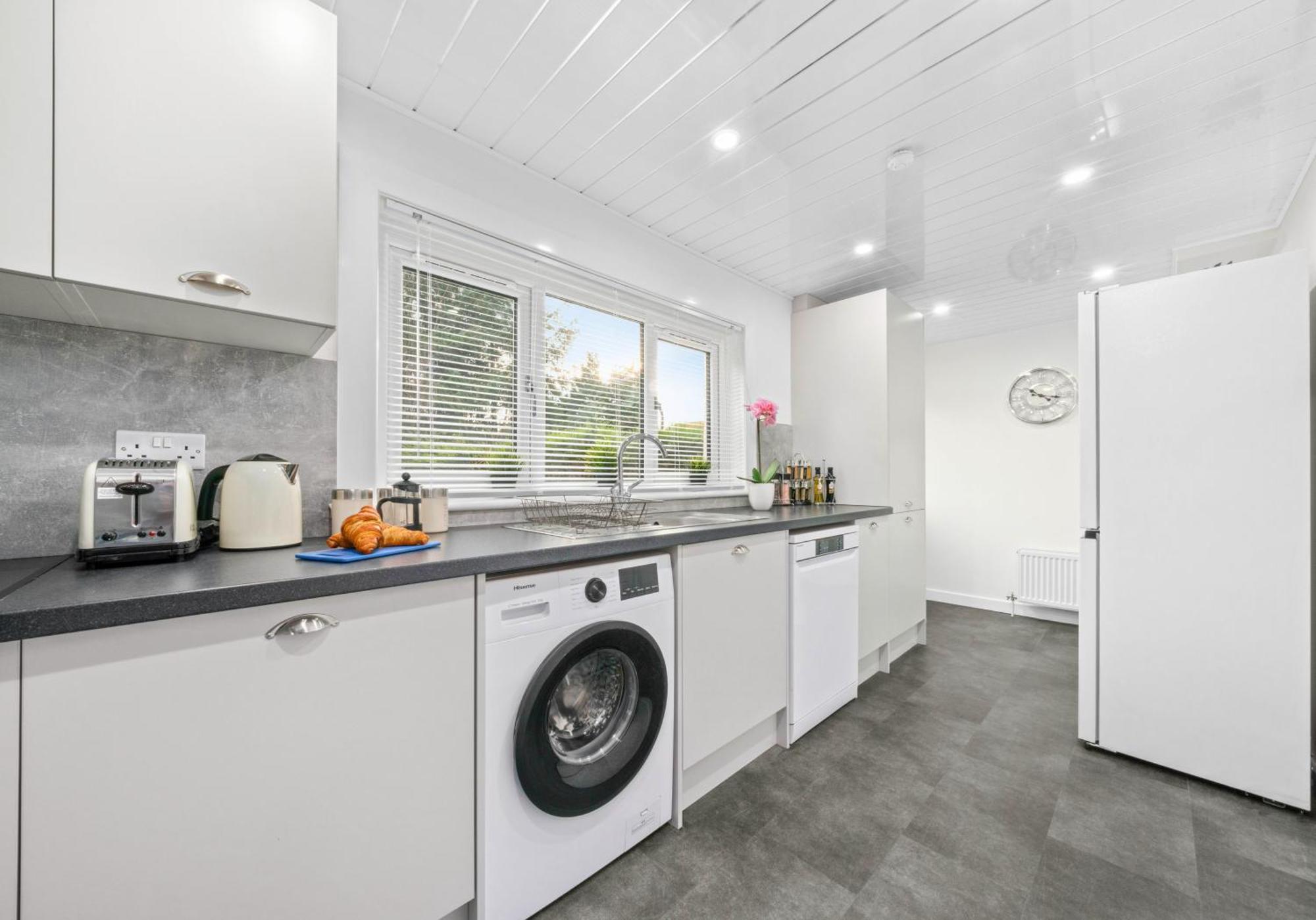 West End House By Klass Living Bellshill Zewnętrze zdjęcie