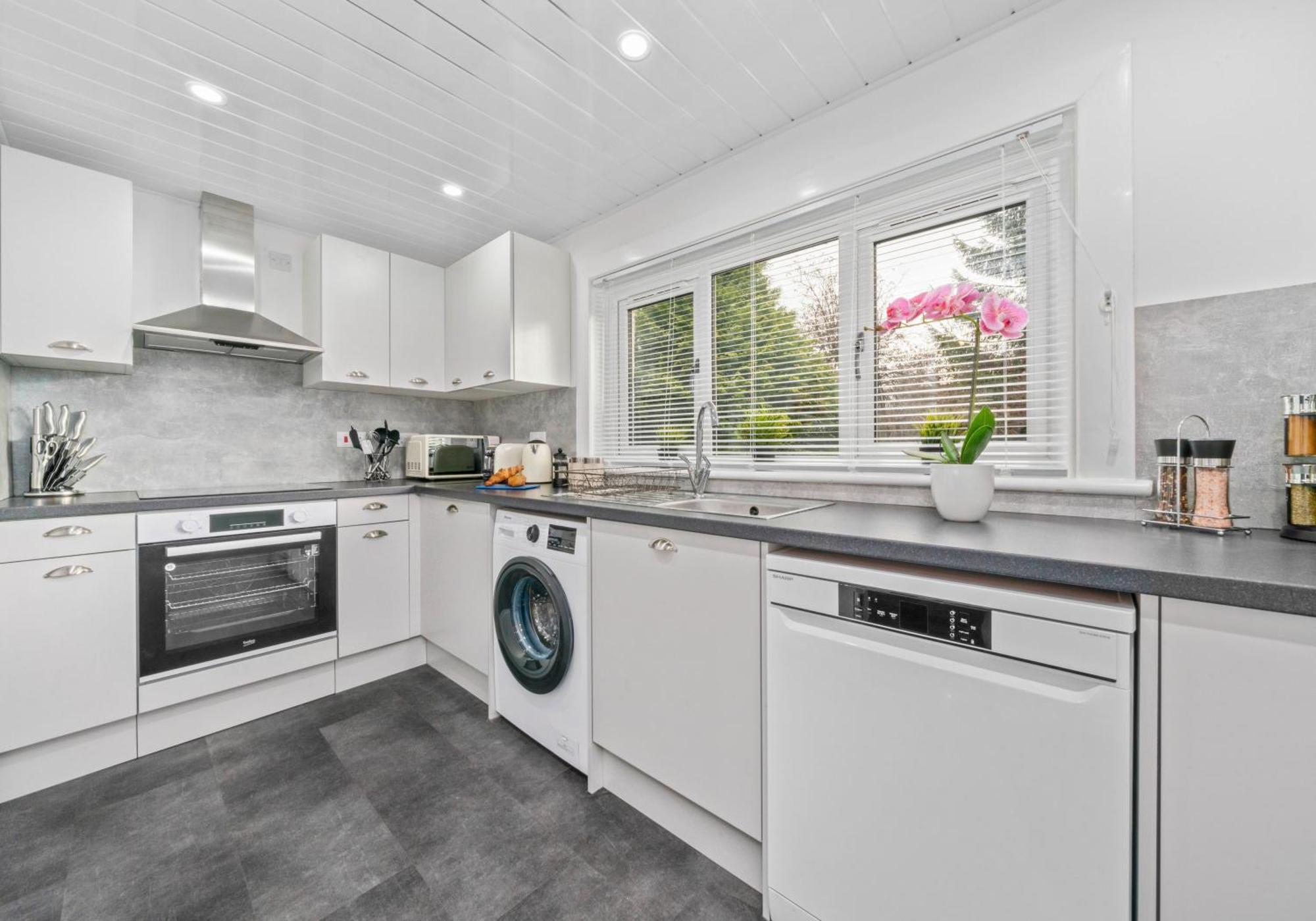 West End House By Klass Living Bellshill Zewnętrze zdjęcie
