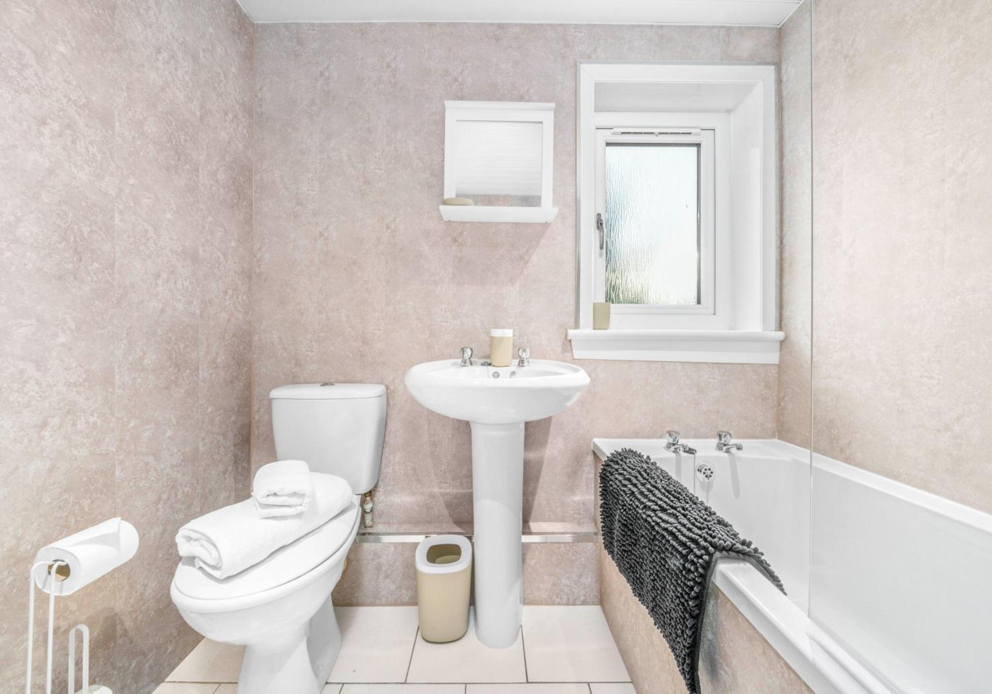West End House By Klass Living Bellshill Zewnętrze zdjęcie